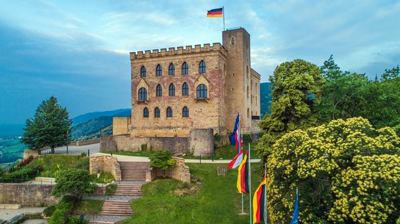 Bild zum Artikel: "Vom Hambacher Schloss soll ein Impuls für Freiheit, Demokratie und Einheit ausgehen"