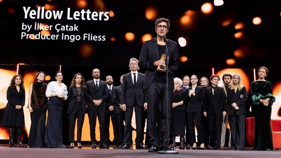 Ilker Catak und das Filmteam von "Gelbe Briefe" bei der Preisverleihung
