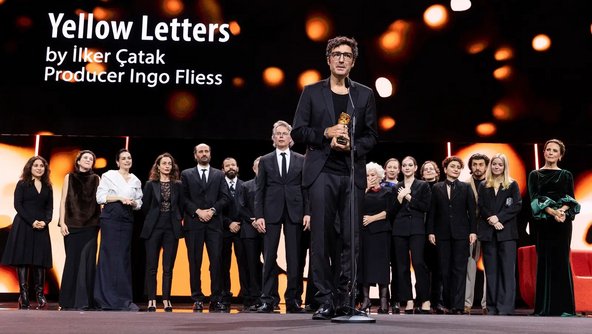 Ilker Catak und das Filmteam von "Gelbe Briefe" bei der Preisverleihung