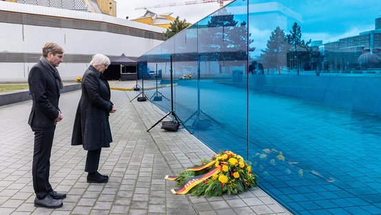 Kulturstaatsministerin gedenkt zusammen mit Uwe Neumärker am Denkmal für die Opfer der nationalsozialistischen "Euthanasie"-Morder.