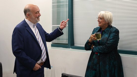 Kulturstaatsministerin Roth mit Ron Prosor