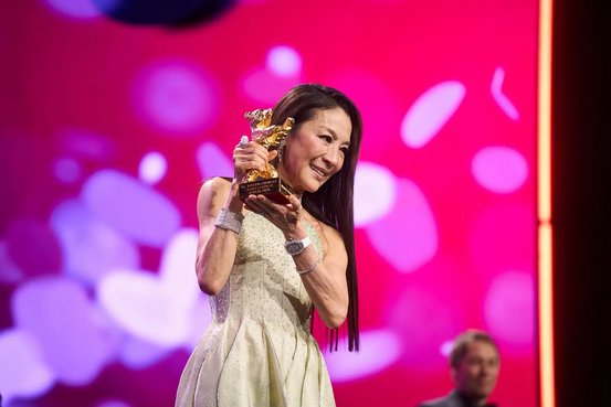 Schauspielerin Michelle Yeoh mit dem goldenen Ehrenb&auml;ren