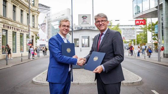 Staatsminister Weimer und der Senator f&uuml;r Finanzen Stefan Evers am Checkpoint Charlie