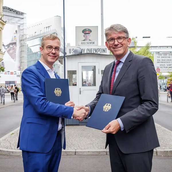 Staatsminister Weimer und der Senator f&uuml;r Finanzen Stefan Evers am Checkpoint Charlie