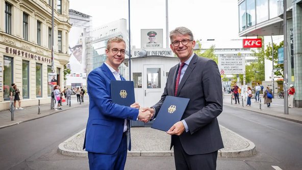 Staatsminister Weimer und der Senator f&uuml;r Finanzen Stefan Evers am Checkpoint Charlie