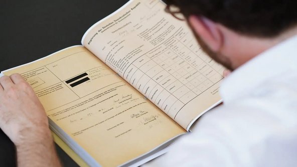 Mann liest in Stasi-Akte