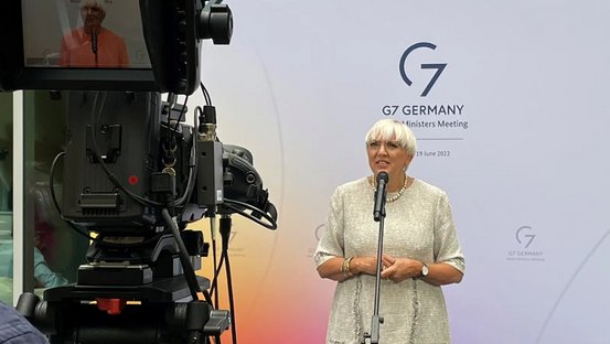 Staatsministerin Claudia Roth bei ihrem Doorstep-Statement vor dem Treffen der G7-Medienminister in Bonn