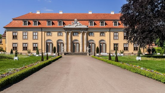 Frontansicht auf das Schloss Mosikgau