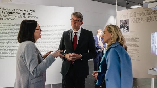 Staatsminister Weimer, Senatorin f&uuml;r Kultur und Gesellschaftlichen Zusammenhalt des Landes Berlin, Sarah Wedl-Wilson, und Stiftungssenatorin Andrea Riedle beim Rundgang durch die Ausstellung