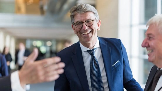 Wolfram Weimer im Gespräch im Bundestag.