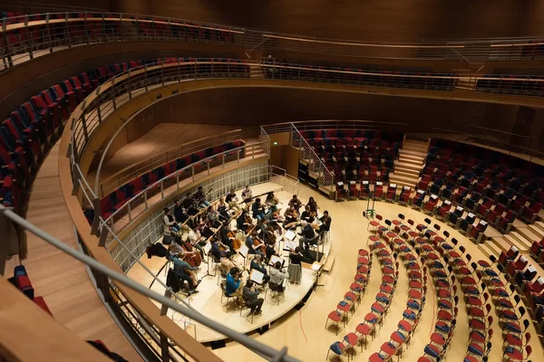 Daniel Barenboim und Studierende proben im Pierre Boulez Saal