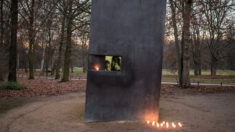 Homosexuellen-Denkmal mit Kerzen