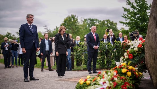 Wolfram Weimer, Hanna Wróblewska und Kai Wegner bei der Übergabe des temporären Gedenkortes im Berliner Regierungsviertel.