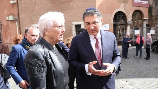 Roth beim Rundgang durch das Jüdische Viertel mit Victor Fadlun, dem Präsidenten der Jüdischen Gemeinde von Rom