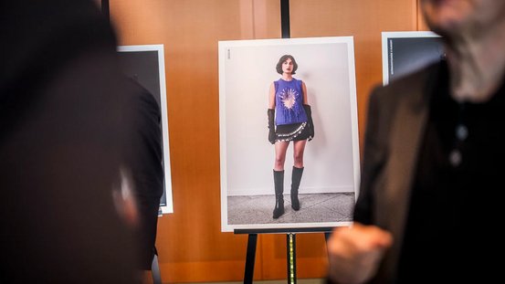 Fotografie eines Outfit-Designs platziert auf einer Staffelei