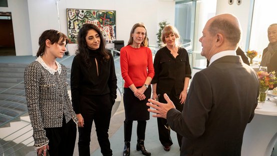 Bundeskanzler Olaf Scholz mit der Internationalen Jury der Berlinale im Kanzleramt