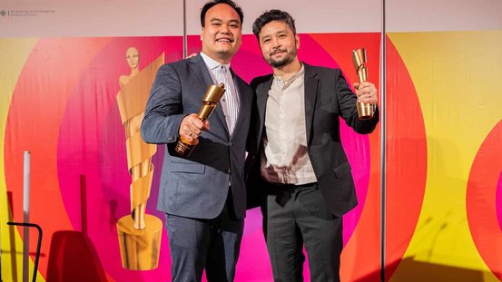 Die beiden Autoren Duc-Thi Bui und Duc Ngo Ngoc mit den Lola-Statuetten.