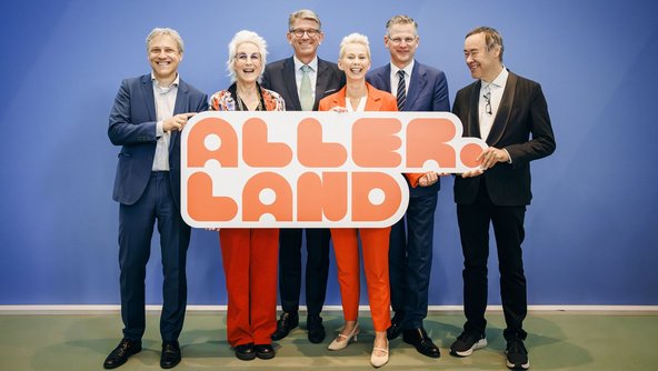 Gruppenfoto von links nach rechts: Der Leiter des Programms „Aller.Land“ Samo Darian, Hortensia Völckers, Kulturstaatsminister Wolfram Weimer, der Parlamentarischen Staatssekretärin beim Bundesminister für Landwirtschaft, Ernährung und Heimat Silvia Breher, dem Parlamentarischen Staatssekretär beim Bundesminister des Innern Christoph de Vries und dem Präsidenten der Bundeszentrale für politische Bildung Thomas Krüger