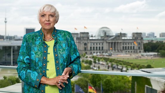Kulturstaatsministerin Roth auf der Terasse im Bundeskanzleramt mit Blick auf das Reichtstagsgebäude