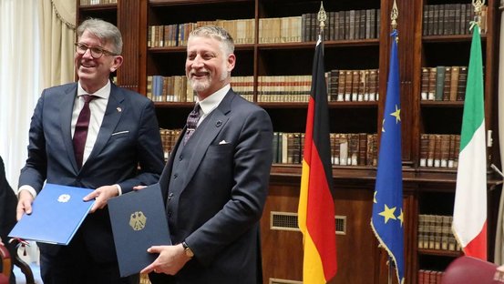 Staatsminister Weimer und Kulturminister Giuli mit den unterzeichneten Absichtserkl&auml;rungen