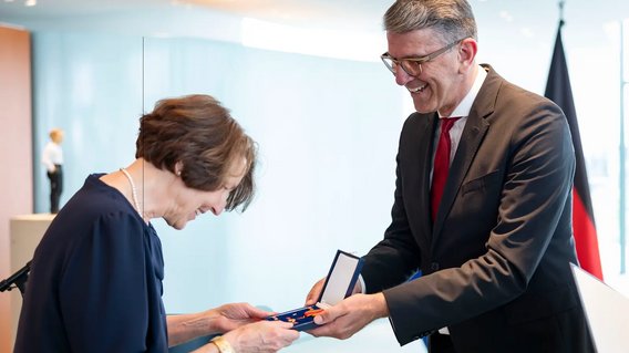 Staatsminister &uuml;bergibt das Bundesverdienstkreuz