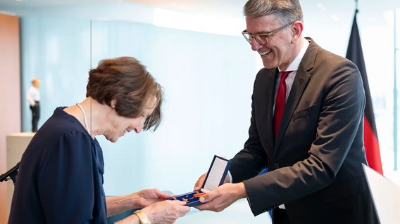 Bild zum Artikel: "Staatsminister Weimer überreicht Bundesverdienstkreuz an Personen des Kulturlebens – Weimer: „Wichtige Vorbilder für den Zusammenhalt in unserem Land“"