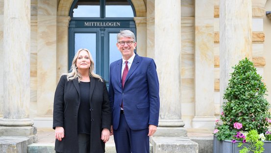 Intendantin Katharina Wagner und Kulturstaatsminister Wolfram Weimer erkunden die Gewerke des Bayreuther Festspielhauses.