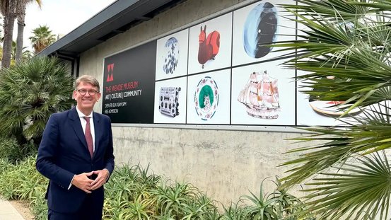 Staatsminister Weimer vor dem Wende-Museum