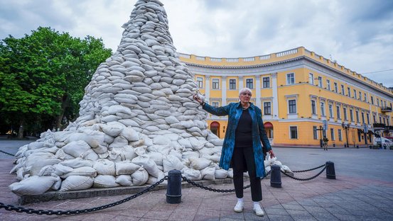 Kulturstaatsministerin Roth vor der mit Sandsäcken verhüllten Statue des Duc de Richelieu.