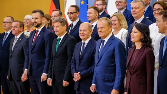 Regierungsmitglieder Deutschlands und Polens stellen sich zum Familienfoto auf.
