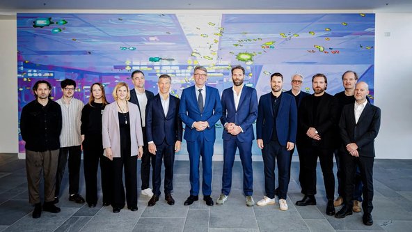 Gruppenbild mit Staatsminister Weimer und den Verteterinnen und Vertretern der Musiklabels und Verb&auml;nde im Bundeskanzleramt.
