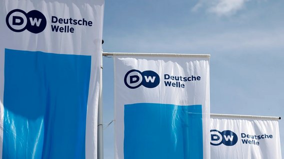Das Logo der Deutschen Welle (DW) auf Flaggen beim Deutsche Welle Global Media Forum 