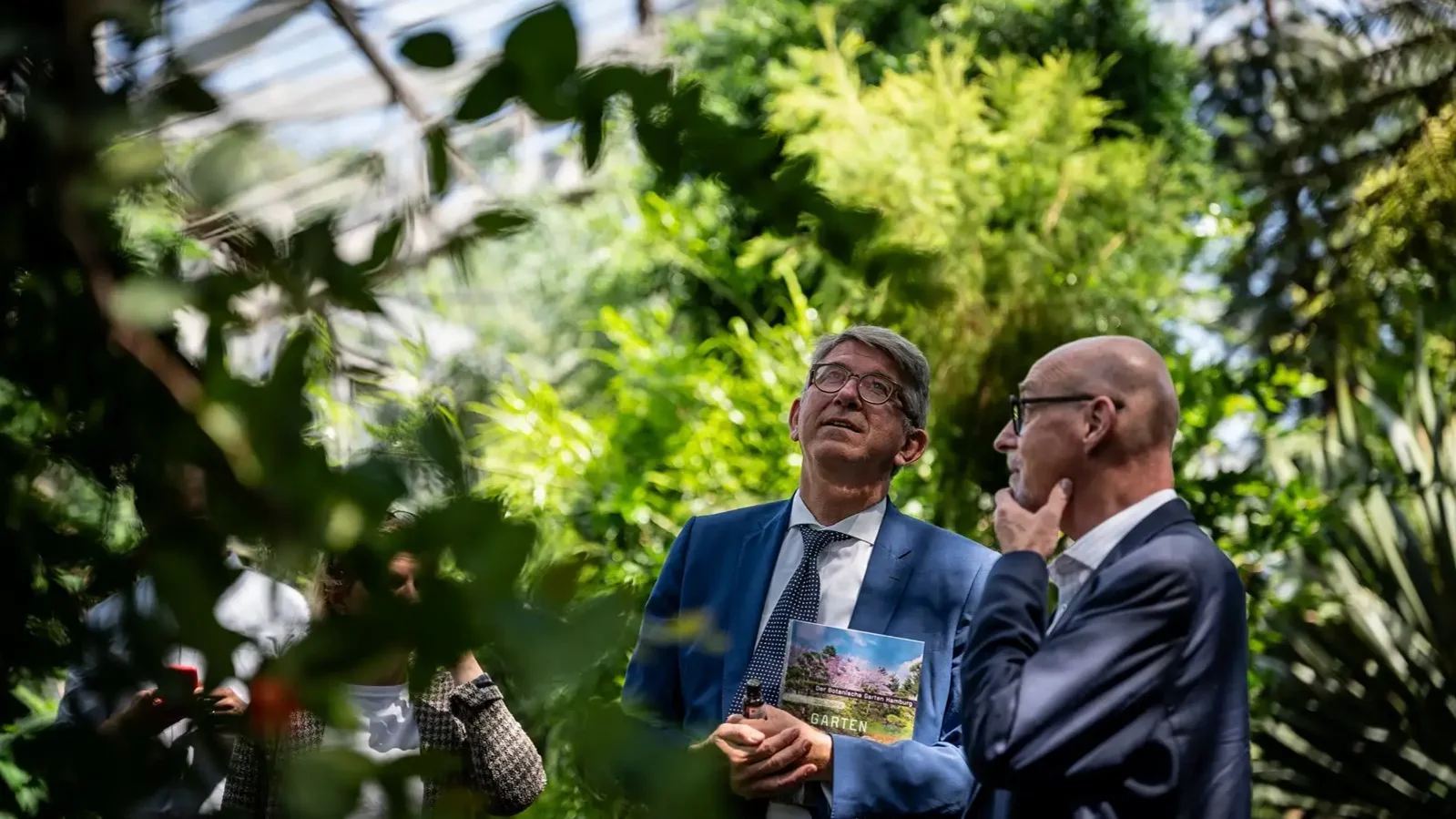 Staatsminister Weimer im Gespr&auml;ch mit Gartendirektor Dominik Begerow