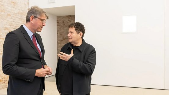 Staatsminister Weimer mit Belu-Simion Fainaru im Gespr&auml;ch