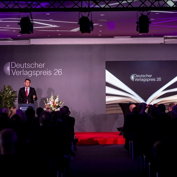 Staatsminister Weimer spricht am Rednerpult w&auml;hrend der Verleihung des Deutschen Verlagspreises