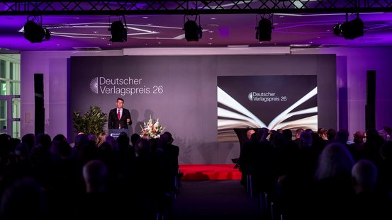 Staatsminister Weimer spricht am Rednerpult w&auml;hrend der Verleihung des Deutschen Verlagspreises