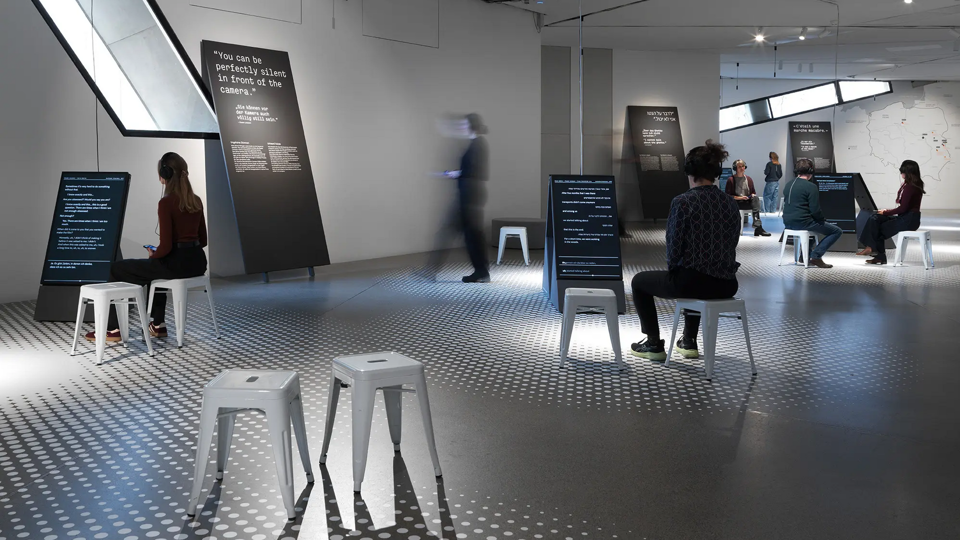 Blick in die Ausstellung "Claude Lanzmann" im J&uuml;dischen Museum Berlin