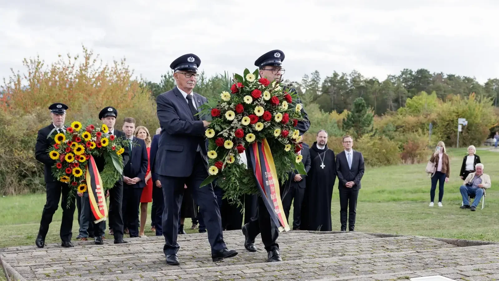 Kranz des Staatsministers f&uuml;r Kultur und Medien wird am Denkmal der Deutschen Teilung und Wiedervereinigung abgelegt
