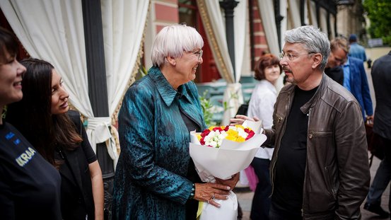 Claudia Roth mit dem ukrainischen Kulturminister Olexandr Tkatschenko