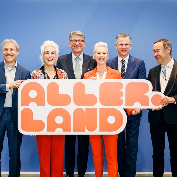 Gruppenfoto von links nach rechts: Der Leiter des Programms „Aller.Land“ Samo Darian, Hortensia Völckers, Kulturstaatsminister Wolfram Weimer, die Parlamentarische Staatssekretärin beim Bundesminister für Landwirtschaft, Ernährung und Heimat Silvia Breher, der Parlamentarische Staatssekretär beim Bundesminister des Innern Christoph de Vries und der Präsident der Bundeszentrale für politische Bildung Thomas Krüger
