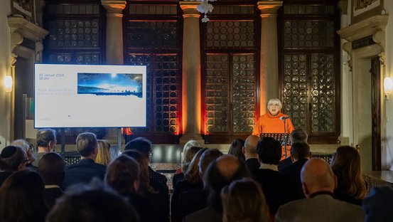 Kulturstaatsministerin Roth hält eine Rede bei einer Veranstaltung zum Thema „Kultur der Nachhaltigkeit“ im Deutschen Studienzentrum in Venedig