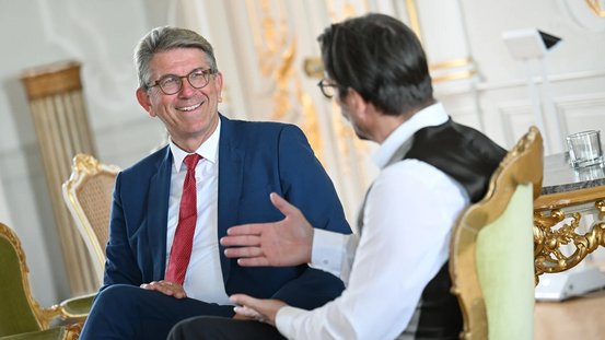 Staatsminister Weimer und Bj&ouml;rn Graf Bernadotte im Wei&szlig;en Saal 