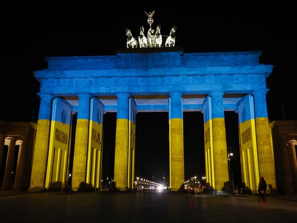 Als Zeichen der Solidarität mit der Ukraine ist das Brandenburger Tor in Berlin in den ukrainischen Nationalfarben - blau und gelb - angeleuchtet.