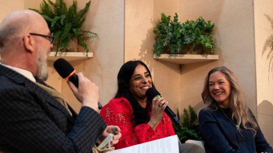 Die norwegische Ministerin für Kultur und Gleichstellung Lubna Jaffery im Gespräch mit der norwegischen Schriftstellerin Maja Lunde.