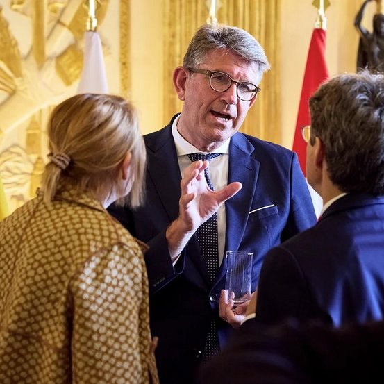 Kulturstaatsminister Wolfram Weimer in Unterhaltung beim Empfang im Kulturstaatsministerium.