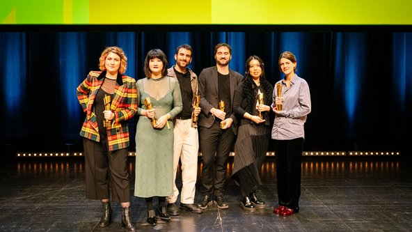 Die Gewinnerinnen und Gewinner des Deutschen Kurzfilmpreises 2023 nach der Preisverleihung auf der Bühne der Kulturfabrik Kampnagel