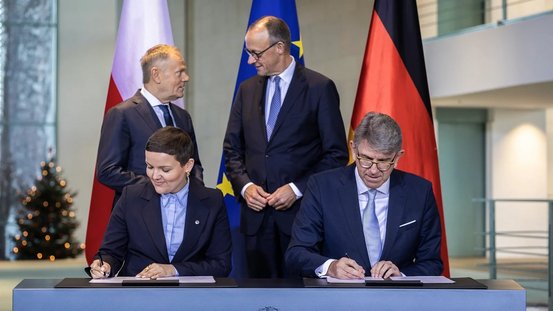 Unterzeichnung der &Uuml;bergabevereinbarung der Deutschordensurkunden und zum Kopf des Jakobus durch Staatsminister Weimer und Polens Kulturministerin Cienkowska.