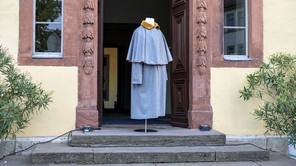 Die Replik des Reisemantels