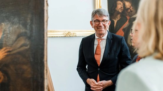 Staatsminister Weimer im Restaurationsatelier der SPSG
