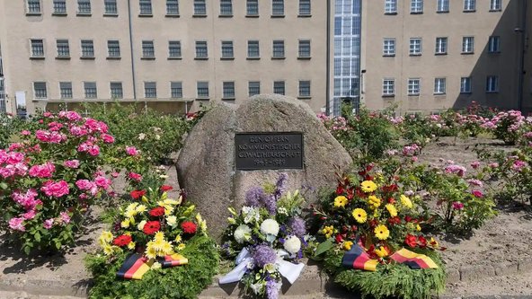 Vor dem ehemaligen zentralen Untersuchungsgefängnis des Ministeriums für Staatssicherheit liegen bunte Blumenkränze in Erinnerung an die Opfer der kommunistischen Gewalthersschaft. 